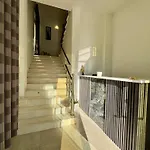 Aerostay 1 Km From Airport 호텔 3*